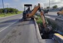 Desazolvan cuadrillas municipales dren del bulevar Oriente en Reynosa