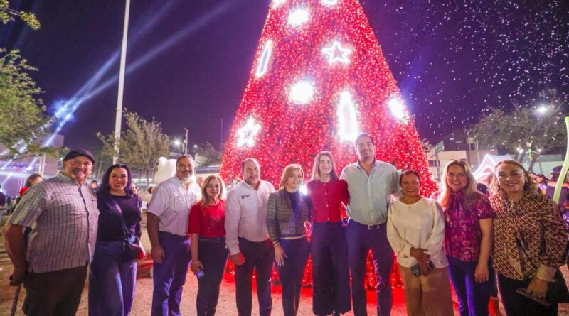 Encendieron Carlos y Alejandra, Pino de Navidad en la Plaza de la República Encendieron Carlos y Alejandra, Pino de Navidad en la Plaza de la República