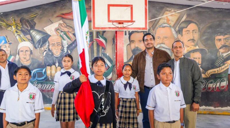 Conmemoró escuela Escudo Nacional el Día de la Bandera con Alcalde de Reynosa Conmemoró escuela Escudo Nacional el Día de la Bandera con Alcalde de Reynosa