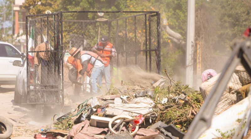 Puso en marcha Carlos Peña Ortiz una Jornada Imparable de Limpieza en Fraccionamiento Arecas Puso en marcha Carlos Peña Ortiz una Jornada Imparable de Limpieza en Fraccionamiento Arecas