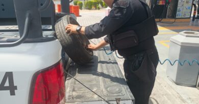 Guardia Estatal apoya a viajeros ante falla de neumático