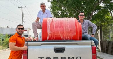 Juan Carlos Zertuche entrega tinacos en colonias de Reynosa; ciudadanos agradecen el apoyo Juan Carlos Zertuche entrega tinacos en colonias de Reynosa; ciudadanos agradecen el apoyo