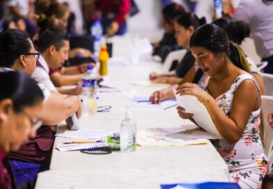 Recibieron padres de familia Tarjetas de Becas Rita Cetina en el Auditorio Municipal