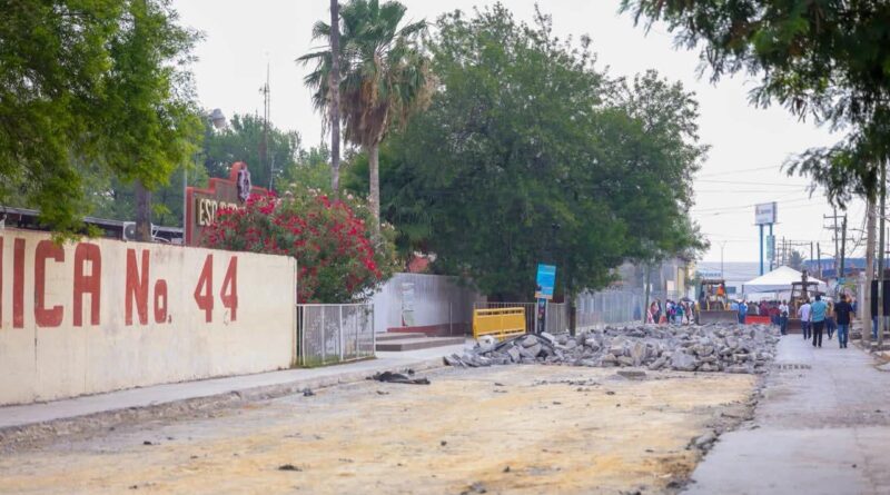 Dio Carlos Peña Ortiz banderazo a pavimentación de la calle 2 de Febrero en La Presa