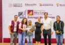 Encabezó Carlos Peña Ortiz entrega de Tarjetas con Nadia Ochoa Coordinadora Estatal de Becas Rita Cetina