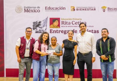 Encabezó Carlos Peña Ortiz entrega de Tarjetas con Nadia Ochoa Coordinadora Estatal de Becas Rita Cetina