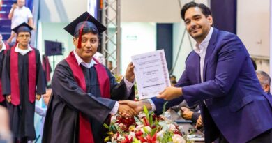 Asistió Carlos Peña Ortiz a Ceremonia de Graduación del CETIS No. 131