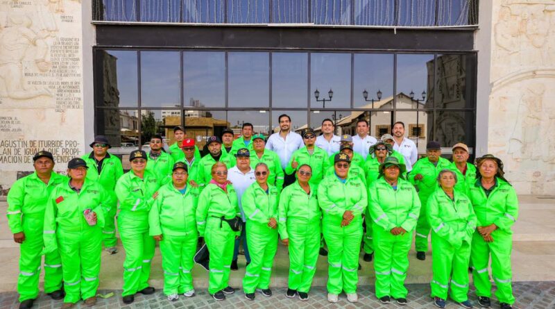 Equipados e identificados; entregó Carlos Peña Ortiz uniformes a trabajadores municipales Equipados e identificados; entregó Carlos Peña Ortiz uniformes a trabajadores municipales