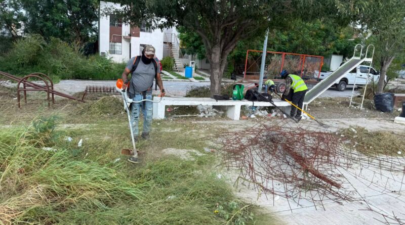 Realiza Gobierno Municipal labores de mantenimiento en plazas públicas