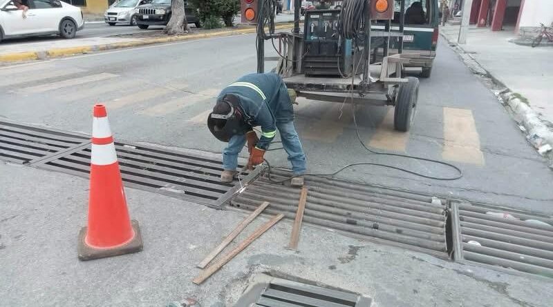 Reparó Servicios Públicos rejilla pluvial en bulevar Hidalgo Reparó Servicios Públicos rejilla pluvial en bulevar Hidalgo
